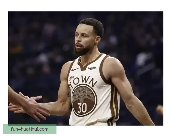 勇士官方：库里完成5对5对抗训练 本周末将接受重新评估